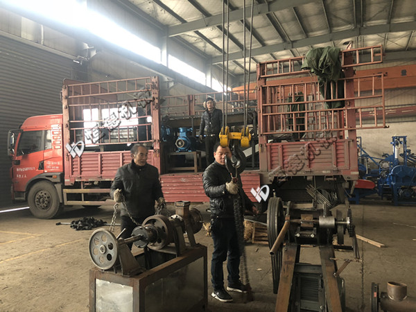 恒德輪胎粉碎機(jī)裝車(chē)發(fā)貨