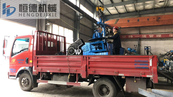 發(fā)往安徽的廢舊輪胎分解打塊設(shè)備裝車(chē)現(xiàn)場(chǎng)