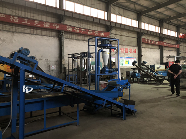 鞏義恒德機(jī)械輪胎粉碎機(jī)廠(chǎng)家現(xiàn)場(chǎng)實(shí)拍圖
